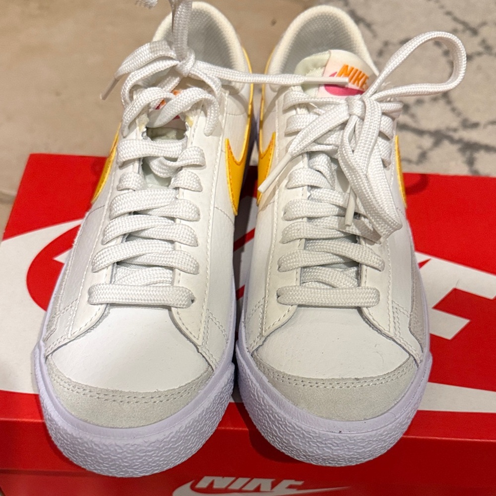 Nike Blazer low 77 White Sneakers with Yellow Swoosh 4.5 kids or 6.5 women’s - Picture 6 of 6